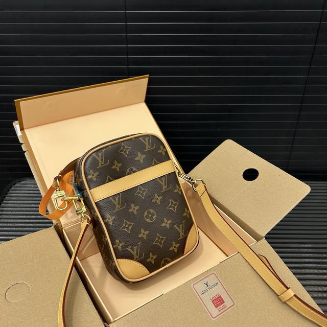 p190 Louisvuitton 路易威登 danube 男士单肩斜挎包Pharrell签名Monogram帆布新款 实物拍摄 原厂原版面料 配送礼盒防尘袋