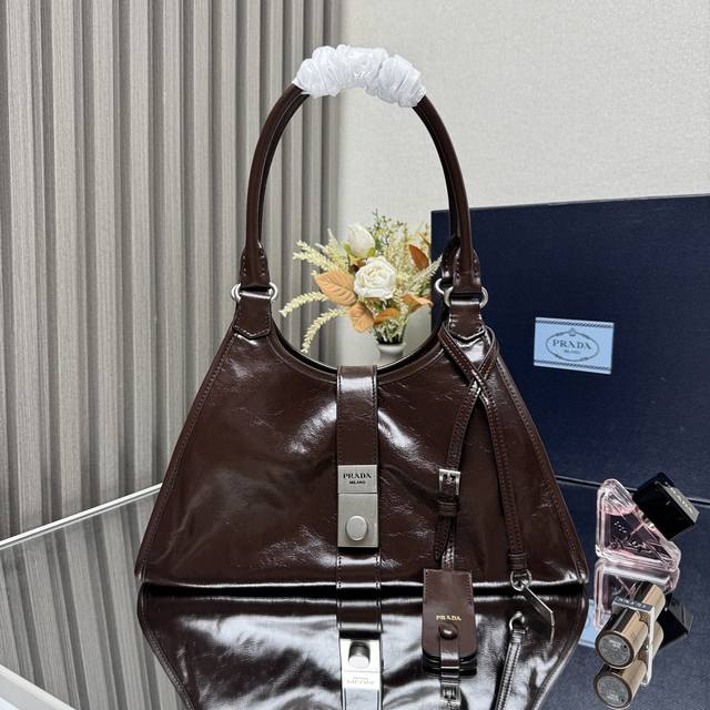 p940【顶级原单】新品1Bg563春夏最新走秀款 几何线条与精致匠心细节,是这款柔美体量手袋的亮点所在。梯形廓形配以纤长手提柄,亦可作为单肩包轻松肩背。竖向锁 p940【顶级原单】新品1Bg563春夏最新走秀款 几何线条与精致匠心细节,是这款柔美体量手袋的亮点所在。梯形廓形配以纤长手提柄,亦可作为单肩包轻松肩背。竖向锁