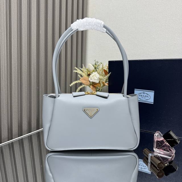 p870【顶级原单】新款1Ba444肩背款到货啦这款肩背款采用口小牛皮，内配进口小羊皮，顶级五金。又可手提又可肩背，内配2个隔层，容量空间大，又简约又实用，上身