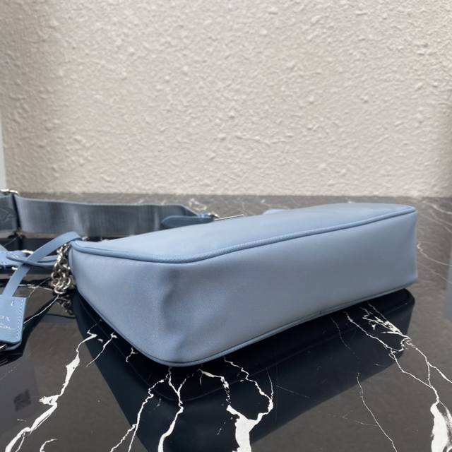 p470 雾霾蓝 Prada新款Nylon Hobo手拎/腋下包网红姐妹团疯狂种草而风靡时尚圈的Hobo 出了新款！这款Hobo包设计太棒了一包三用腰包/斜挎/