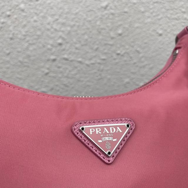 p470粉色 Prada新款Nylon Hobo手拎/腋下包网红姐妹团疯狂种草而风靡时尚圈的Hobo 出了新款！这款Hobo包设计太棒了一包三用腰包/斜挎/单挎