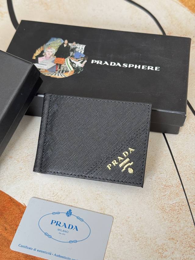 130美金夹 Prada 独家实拍 票夹 十字纹牛皮 中间金属夹 简单易用方便 ，随时收纳钱票 更容易置放裤袋。型号：2Mc165 -美金夹 尺寸：12*8Cm
