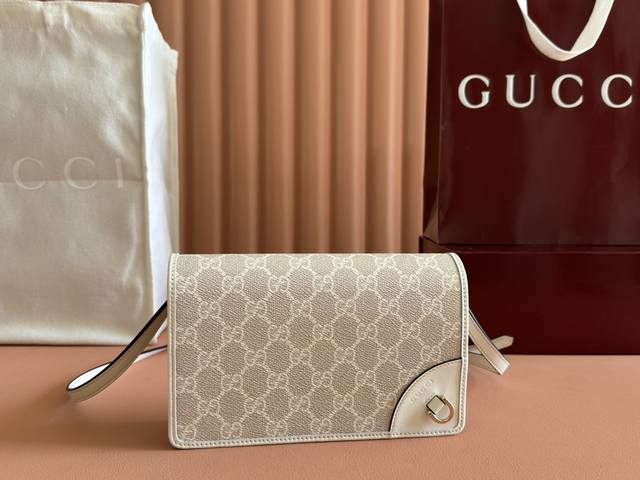 p430Gg Emblem系列以创意设计和创新功能焕新诠释品牌标志性图案，匠心缔造未来数年的珍藏之选。这款米色和白色肩背包焕新演绎品牌全新小件配饰系列，甄选全新