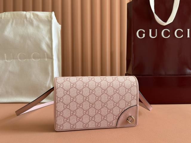 p430Gg Emblem系列以创意设计和创新功能焕新诠释品牌标志性图案，匠心缔造未来数年的珍藏之选。这款米色和白色肩背包焕新演绎品牌全新小件配饰系列，甄选全新