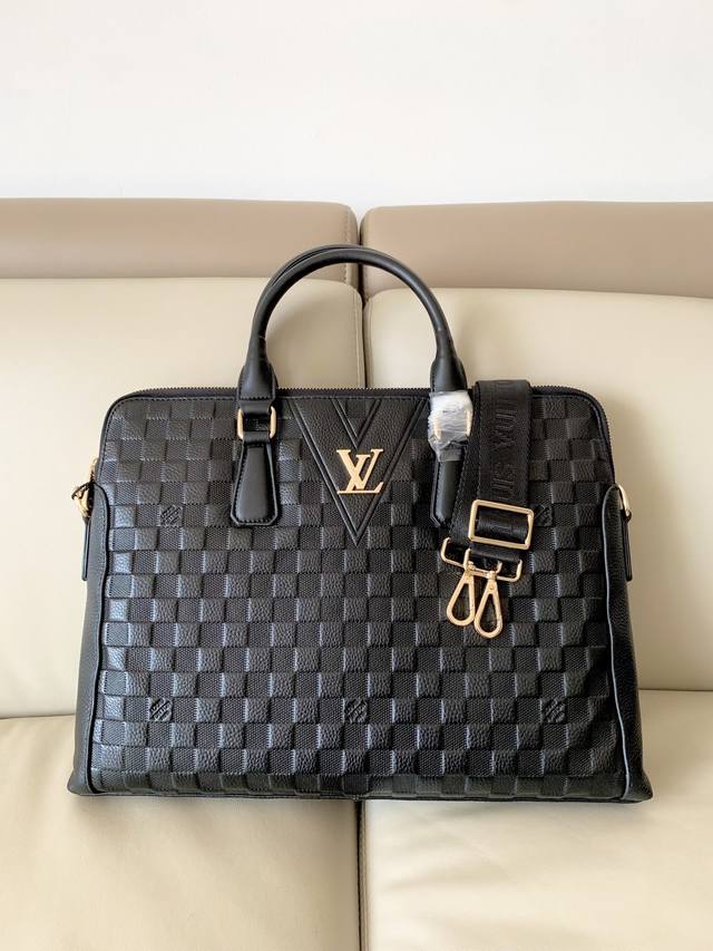 360型号：2830双拉链公文包，一周7天浓缩在中此款创新性的充满了路易威登所著称的标志性风格拥有不可思议的多变风格无论是商务还是休闲都是绝佳选择内置Ipad隔