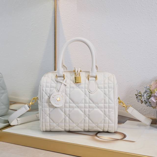 25Cm260 这款 Dior Groove .25 手袋是二零二四冬季成衣系列新品，由玛丽亚·嘉茜娅·蔻丽 (Maria Grazia Chiuri) 设计，