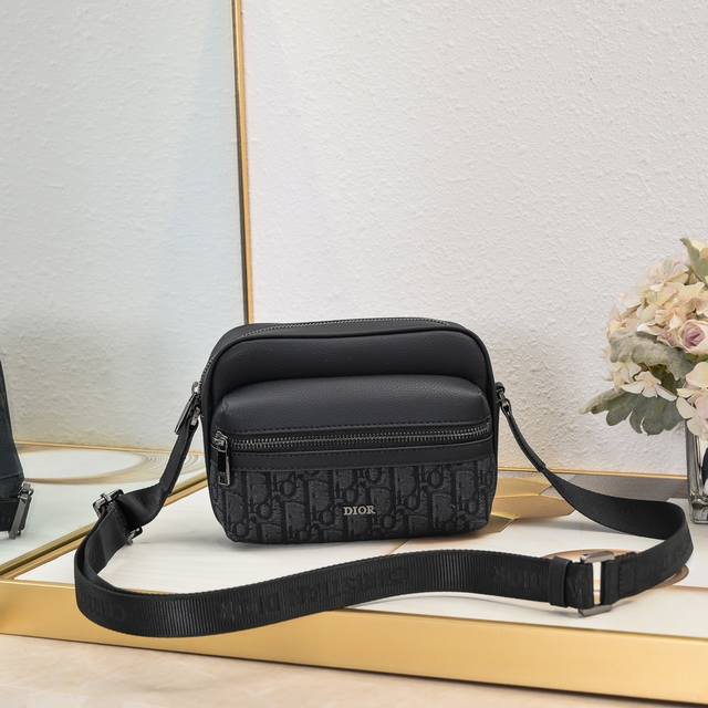 【升级版本】 小号 260 这款Rider 2.0拉链式信使包实用而精巧，是日常生活的理想单品。采用黑色Oblique 印花面料精心制作，正面饰以Dior 标志