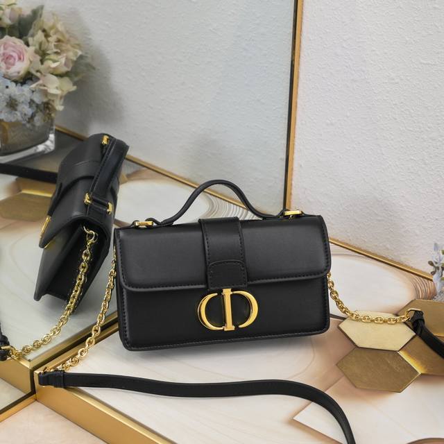 【升级版本】 250 Miss Montaigne 迷你链条 实用而不失优雅。采用黑色光滑牛皮革精心制作，翻盖饰以复古金色饰面金属Cd扣环，灵感源自Christ