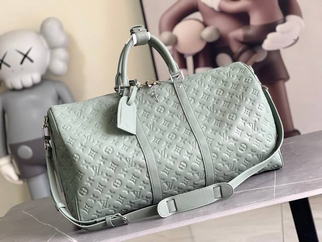 批960 【独家实拍M13976灰绿 新版本】路易威登经典 Keepall 旅行袋释放 Monogram Shadow 皮革的摩登新意。舒柔牛皮革工致压印标志性
