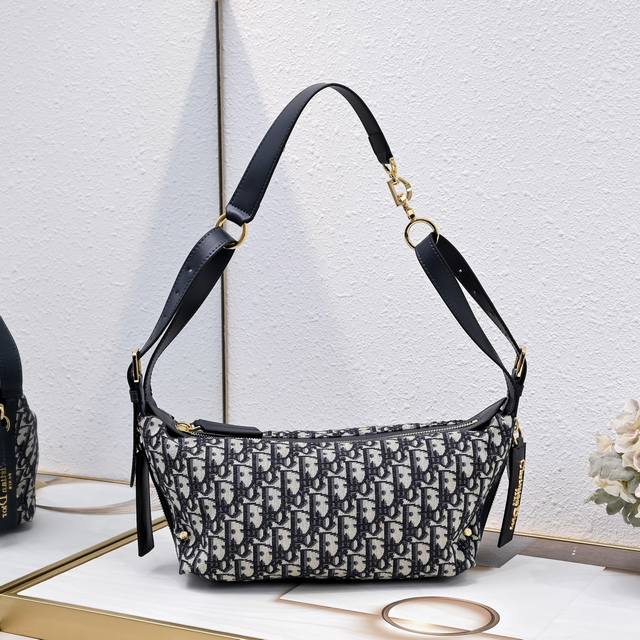 小号290 “Cd-M2416 这款 D-Journey 手袋质地柔软,以摩登设计全新演绎水饺包廓形。采用蓝色Oblique 印花面料等材质精心制作,主隔层内设 小号290 “Cd-M2416 这款 D-Journey 手袋质地柔软,以摩登设计全新演绎水饺包廓形。采用蓝色Oblique 印花面料等材质精心制作,主隔层内设