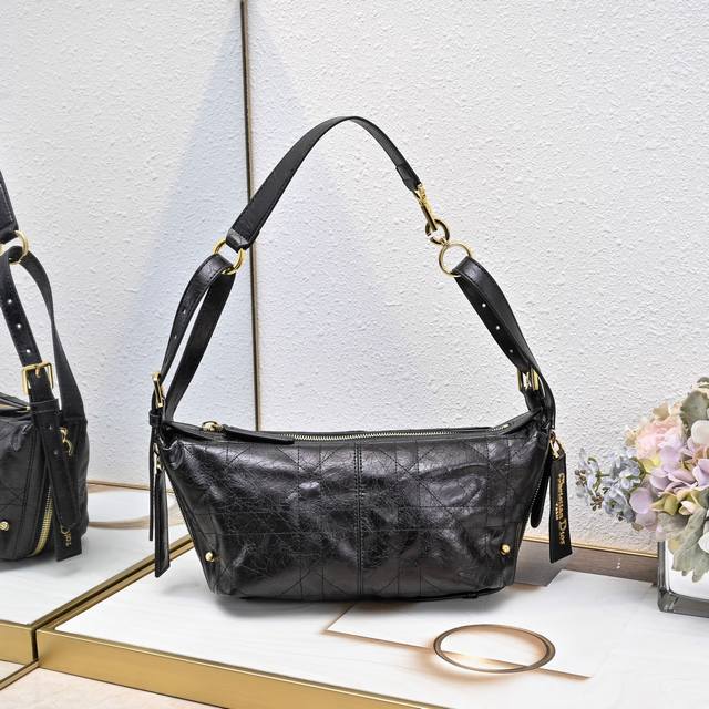 小号300 “Cd-M2416 这款 D-Journey 手袋质地柔软，以摩登设计全新演绎水饺包廓形。采用牛皮Oblique 材质精心制作，主隔层内设有一个拉链