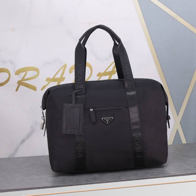 ￥620 Prada 普拉达 原单货旅行袋手提包，型号2Vc796 采用原厂防水布材质，手感超好 顶级质量 顶级做工 电镀五金 专柜品质 高端货 尺寸44*32