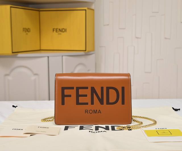 260，型号8946，芬迪 链条皮夹 迷你翻盖式链条手袋，全牛皮制作烫印凹凸标志性字母，包身容量大，对于日常用品所需有足够的安全感。精致的包型搭配任何都足够青春
