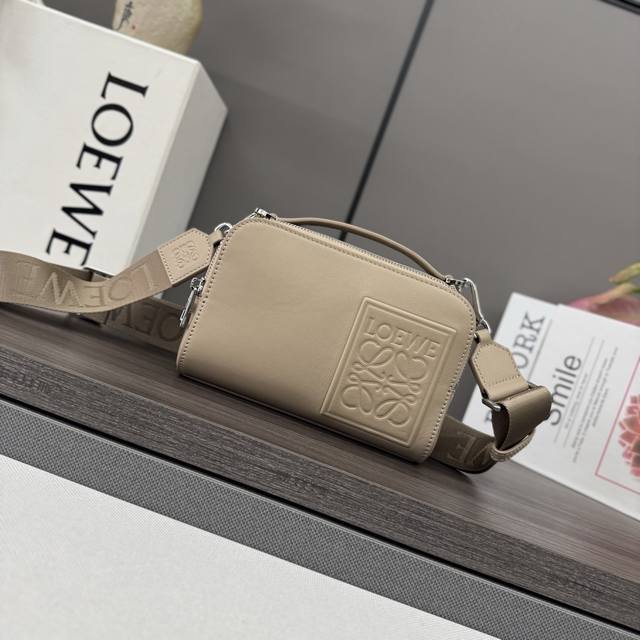 p810Lw新款多功能迷你斜挎相机包功能实用，设有两个拉链隔层 。此版本采用柔软粒面牛皮革制成。可斜挎或通过顶部提手携带*可调整可拆卸Lw织带*插袋*人字纹棉质