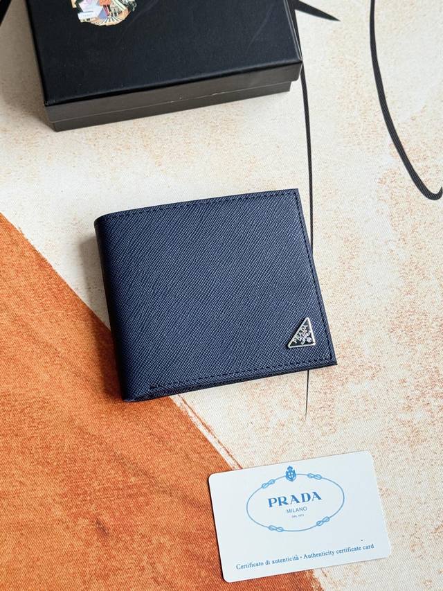 100Prada男士短款钱夹专柜最新款式,官网同步,正品开发,型号2M0513# 颜色 如图 蓝色 Blue牛皮质感极好,螺纹里布 进口白钢五金配件复杂拼色设计 100Prada男士短款钱夹专柜最新款式,官网同步,正品开发,型号2M0513# 颜色 如图 蓝色 Blue牛皮质感极好,螺纹里布 进口白钢五金配件复杂拼色设计