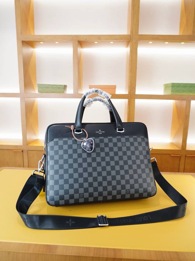 p200 路易威登 官网同步 高版本 手提斜挎背包 永恒不过时的标志性产品 纯原单小牛皮 顶级五金制作 非市面普通版本 今年Lv最爱的款式 全部实拍 实用性非常