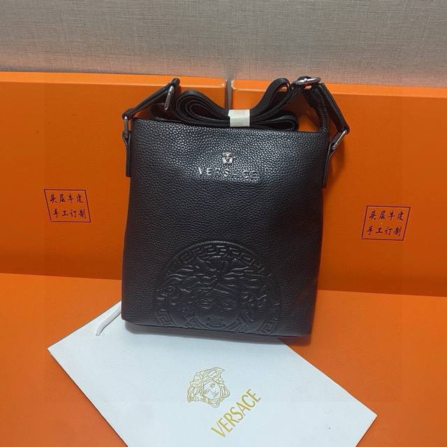 p120 范思哲Versace 头层皮质包包 包包是很实用的选择。日常是非常适合的。节日送人必备之选。男士休闲手拿包。 【尺寸】范思哲斜挎包：长20Cm宽4Cm