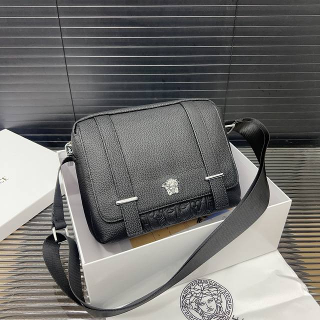 p220 Versace 范思哲 牛皮翻盖邮差包 单肩包 男士休闲斜挎包 经典百搭 实物拍摄 原厂原版面料 配送防尘袋 礼盒 26 X 20 Cm。