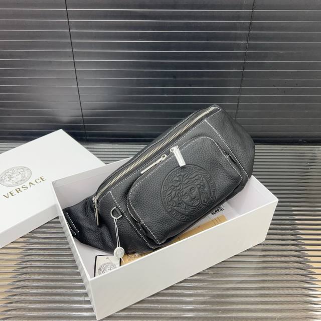 p180 Versace 范思哲 压花 牛皮腰包 斜挎胸包 经典百搭 实物拍摄 配送防尘袋 礼盒 28 X 17 Cm。