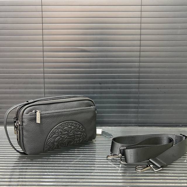 p190 Versace 范思哲 牛皮 Gg压花百搭大气 男士手拿包单肩包 手包 高端品质 配送防尘袋 规格26 X 15 Cm