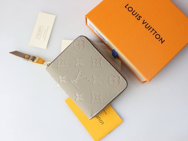 p120颜色 黑 卡其 粉 红尺寸 11X8钻石蚊这款拉链零钱包为都市人提供了最理想的选择 包身精巧紧凑 可以用来装零钱 信用卡和折叠起来的纸币 小巧玲珑 即使