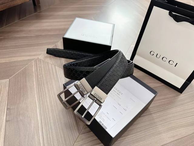 p 140 gucci 古奇 针扣款 新款互扣式G带扣深受品牌辉煌的70年代经典设计所影响，得以重新诠释。安放于织纹纯皮腰带之上。纯牛皮制作 底面磨砂皮底 宽度