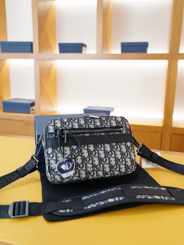 p200 迪奥 官网同步 高版本 斜挎单肩背包 永恒不过时的标志性产品 纯原单布料 顶级五金制作 非市面普通版本 贸易公司订单货 全部实拍 实用性非常高 完全不