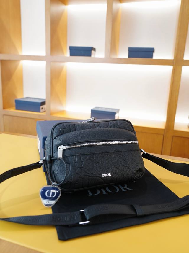 p210 迪奥 官网同步 高版本 斜挎单肩背包 永恒不过时的标志性产品 纯原单牛皮 顶级五金制作 非市面普通版本 贸易公司订单货 全部实拍 实用性非常高 完全不