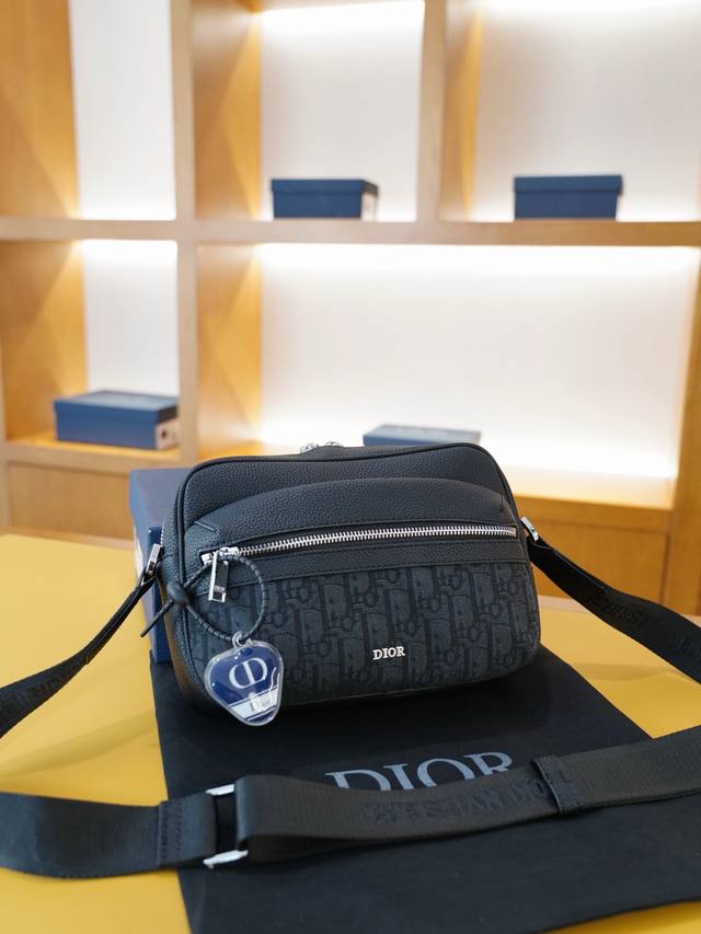 p210 迪奥 官网同步 高版本 斜挎单肩背包 永恒不过时的标志性产品 纯原单布料 顶级五金制作 非市面普通版本 贸易公司订单货 全部实拍 实用性非常高 完全不