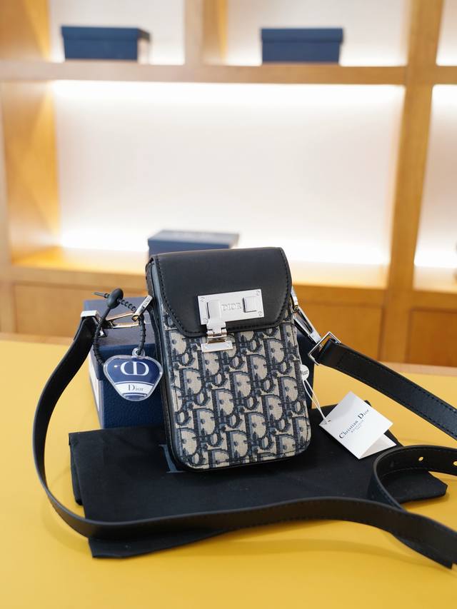 p200 迪奥 官网同步 高版本 斜挎单肩背包 永恒不过时的标志性产品 纯原单布料 顶级五金制作 非市面普通版本 贸易公司订单货 全部实拍 实用性非常高 完全不