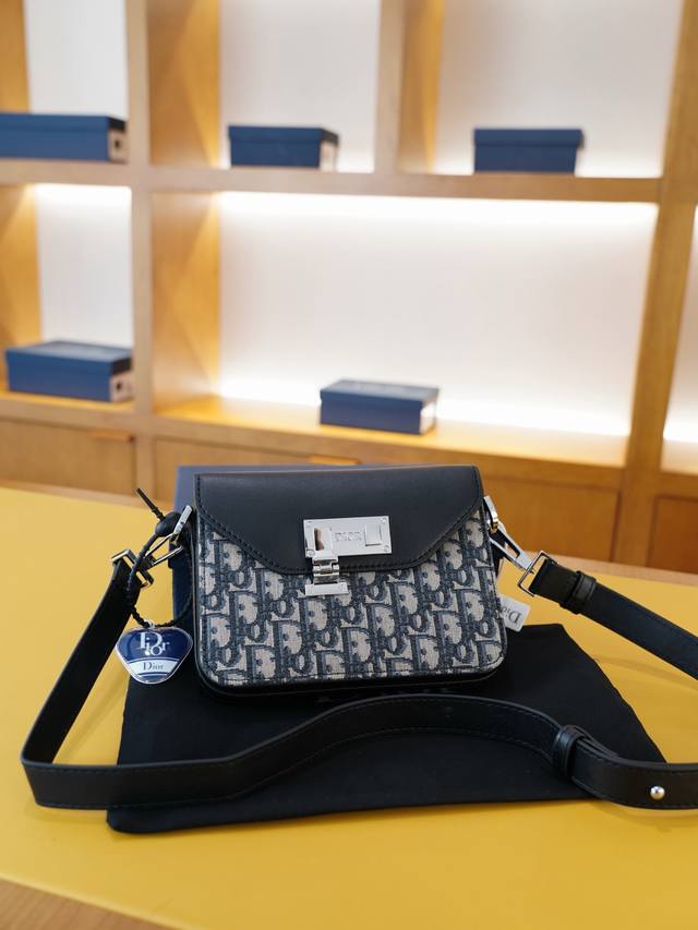 p200 迪奥 官网同步 高版本 斜挎单肩背包 永恒不过时的标志性产品 纯原单布料 顶级五金制作 非市面普通版本 贸易公司订单货 全部实拍 实用性非常高 完全不