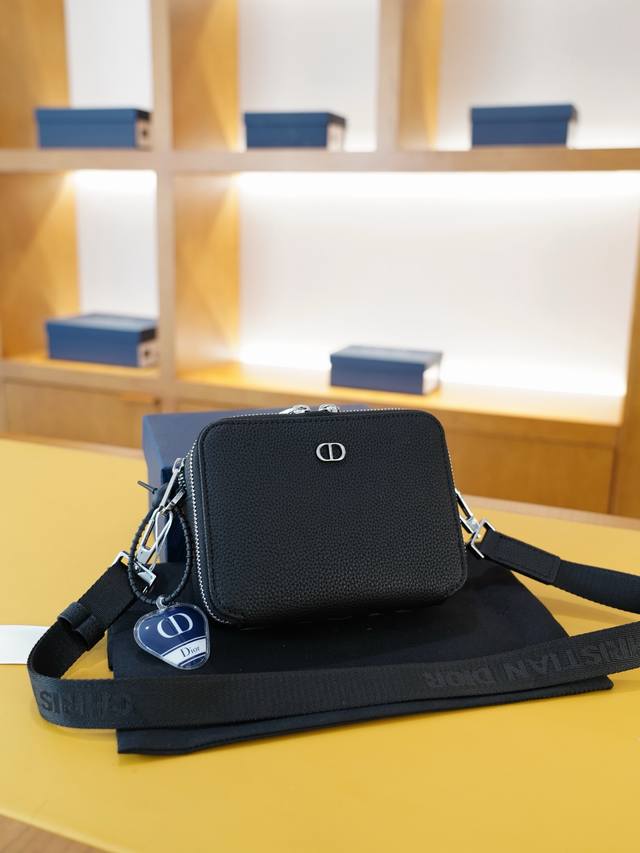 p190 迪奥 官网同步 高版本 斜挎单肩背包 永恒不过时的标志性产品 纯原单小牛皮 顶级五金制作 非市面普通版本 贸易公司订单货 全部实拍 实用性非常高 完全