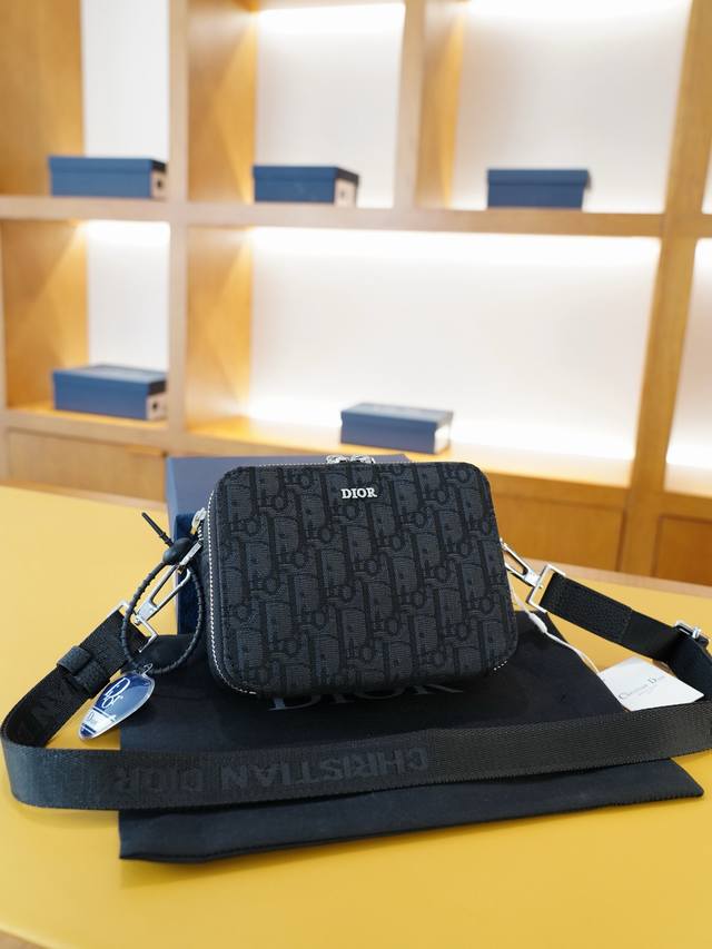 p180 迪奥 官网同步 高版本 斜挎单肩背包 永恒不过时的标志性产品 纯原单布料 顶级五金制作 非市面普通版本 贸易公司订单货 全部实拍 实用性非常高 完全不