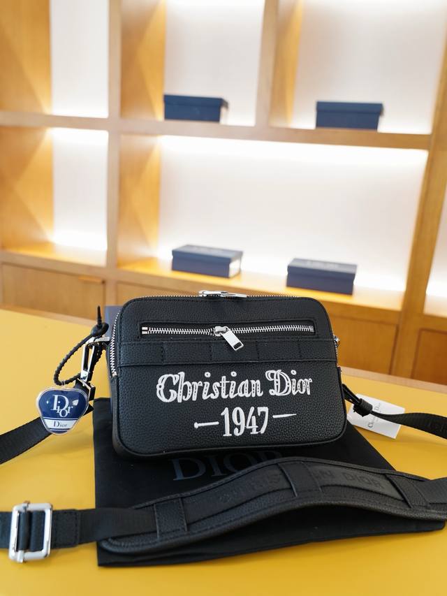 p200 迪奥 官网同步 高版本 斜挎单肩背包 永恒不过时的标志性产品 纯原单小牛皮 顶级五金制作 非市面普通版本 贸易公司订单货 全部实拍 实用性非常高 完全