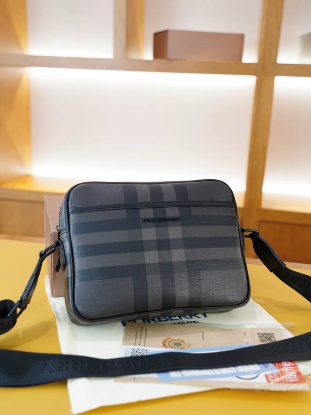 p220 Burberry 巴宝莉 官网同步 高版本 斜挎单肩背包 永恒不过时的标志性产品 纯原单牛皮 顶级五金制作 非市面普通版本 贸易公司订单货 全部实拍