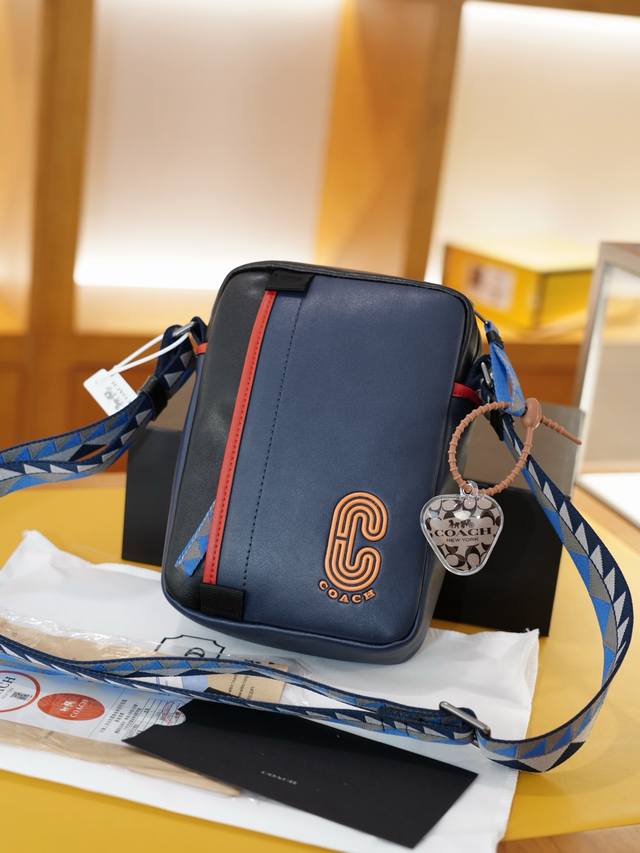 p200 蔻驰 官网同步 高版本 斜挎单肩背包 永恒不过时的标志性产品 纯原单小牛皮 顶级五金制作 非市面普通版本 贸易公司订单货 全部实拍 实用性非常高 完全