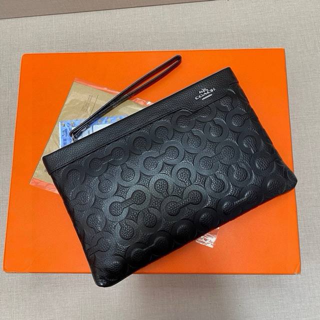 p100 蔻驰Coach 手提包日常是非常适合的。节日送人必备之选 【尺寸】 蔻驰手提包：长25Cm宽2Cm高17Cm