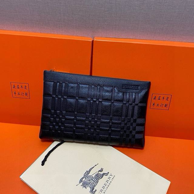 p100 巴宝莉Burberry 手提包日常是非常适合的。送人节日必备之选 【尺寸】 巴宝莉手提包：长25Cm宽2Cm高16Cm