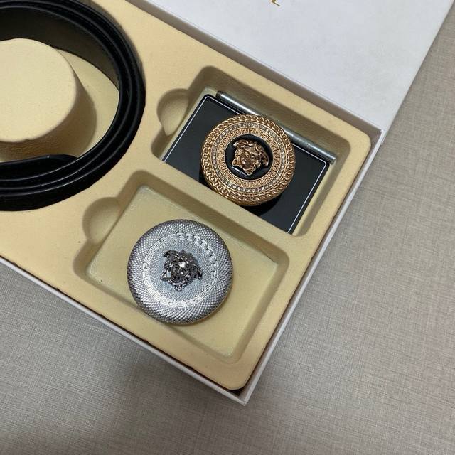 versace精品款 【☆双扣礼盒套装P150含礼盒】专柜有售 · 范思哲专柜在售正品 · 此款采用头层牛皮制作 · 走线油边细致 · 正品开模 · 搭配广州原
