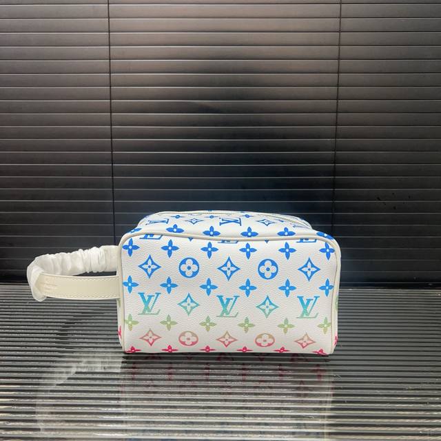 p160 Louisvuitton 路易威登 化妆包 洗漱袋 手拿包 采用精湛镶嵌细工，经典百搭 实物拍摄 原厂原版面料 配送防尘袋 礼盒 12 X 22 Cm