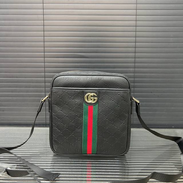 p280 Gucci 古奇 牛皮 Gg压花百搭大气 男士手拿包 手包 高端品质 配送防尘袋 规格27 X 24 Cm