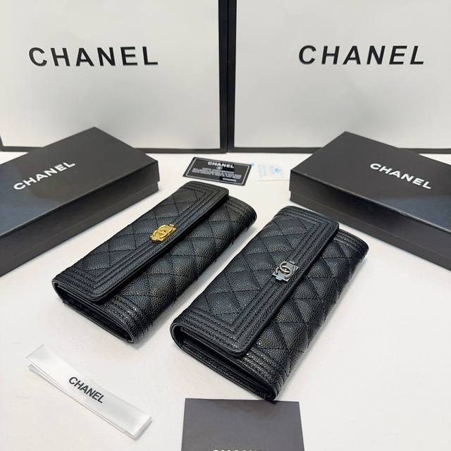 p160颜色 黑金扣 黑银扣尺寸 19X10永恒的经典,小香两折钱包已出货 采用鱼子酱牛皮 菱格绣花 时尚又大方 p160颜色 黑金扣 黑银扣尺寸 19X10永恒的经典,小香两折钱包已出货 采用鱼子酱牛皮 菱格绣花 时尚又大方