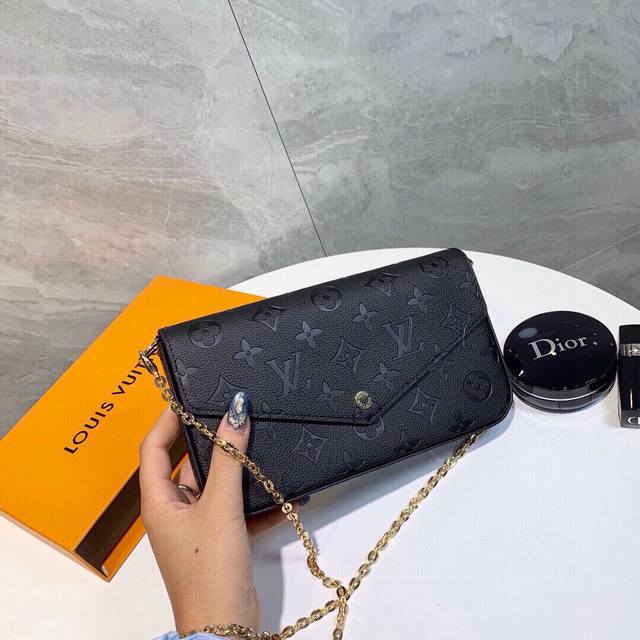 p180颜色 黑尺寸 21X12X3Pochette FéLicie以Monogram Empreinte壓花皮革打造，綴有路易威登的標誌性Monogram圖案