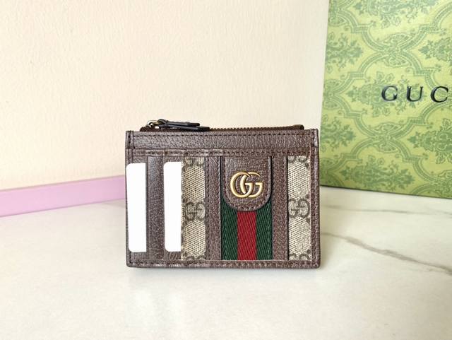 顶级原厂皮！Gg Marmont系列卡包。品牌典藏设计细节每一季都会演绎新的款式，为品牌悠久的设计传承书写新的篇章。这款卡包采用黑色皮革制作，饰以源自 年代的经