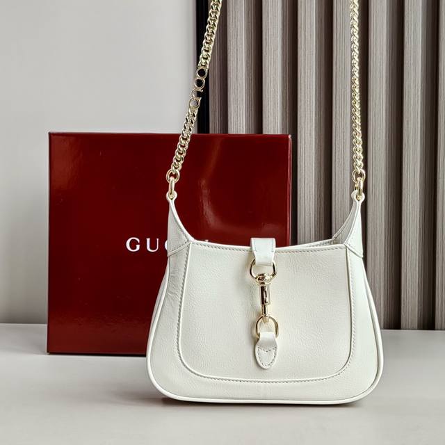 配全套原厂红色盒包装 新品 Jackie Notte迷你肩背包。这款全新Jackie Notte手袋由品牌创作总监Sabato De Sarno设计。它生动展现