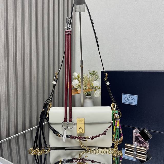 顶级原单 新款1Bd379小号这款全新Soft Sound手袋采用里 外柔软皮革制成,空间充裕,别致百搭。单肩款式,设有两个隔层,搭配金色金属五金配件。最最爱的 顶级原单 新款1Bd379小号这款全新Soft Sound手袋采用里 外柔软皮革制成,空间充裕,别致百搭。单肩款式,设有两个隔层,搭配金色金属五金配件。最最爱的