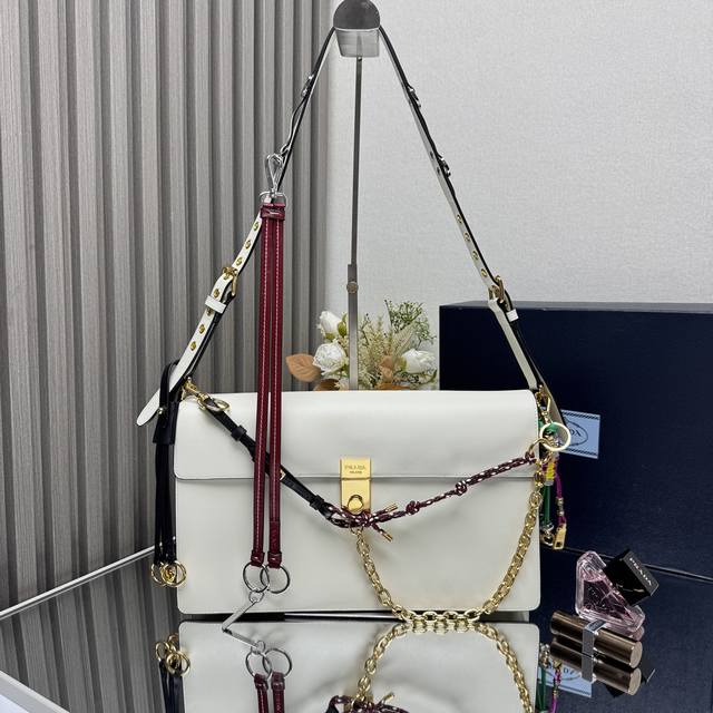 顶级原单 新款1Bd378大号这款全新Soft Sound手袋采用里 外柔软皮革制成，空间充裕，别致百搭。单肩款式，设有两个隔层，搭配金色金属五金配件。最最爱的