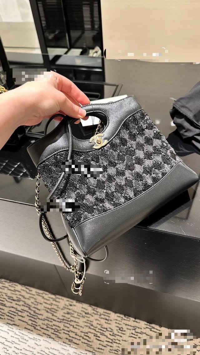 出货啦大小號！亮片出货啦Ohanel 25 Nano刺绣亮片出少量现货啦这是吃可爱多长大的吗香奶奶又又又复刻了，新款31Bag出了横款Mini Size，这谁顶