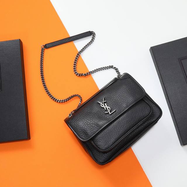 p 特级原单 独家背景 大象纹 新款大象纹Nikai正面翻盖手袋，饰以金属 Le Cassandre ，搭配可转换皮革和链条肩带。爆款Niki大象纹，超多明星，