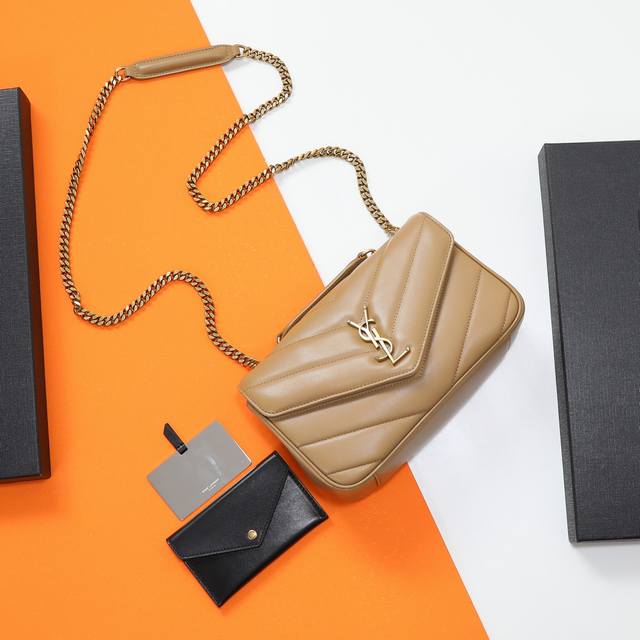 p 特级原单 独家背景 25年早春新款Loulou小号。羊皮手感柔柔软软的，新版羊皮很有光泽感、配有可拆卸卡包和全标化妆镜，搭配滑动式链条、可肩背可斜挎满足多场